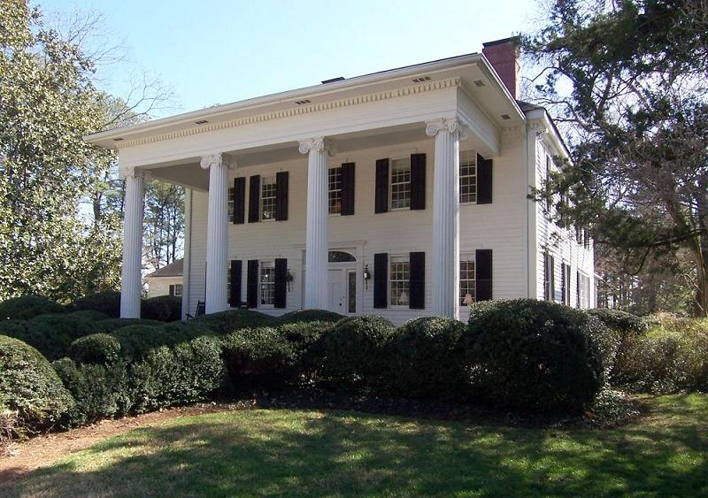 Stately plantation home in historic Covington