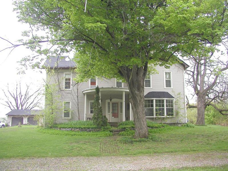 Large 1873 renovated farmhouse with turn of the century history