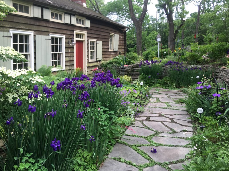 Stunning Gardens Welcome you Home