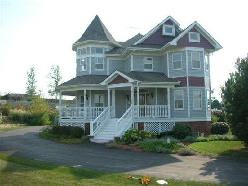 Gorgeous Victorian on 2.5 country acres...