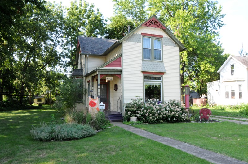 c. 1890 Farmhouse in Manteno, Illinois - OldHouses.com