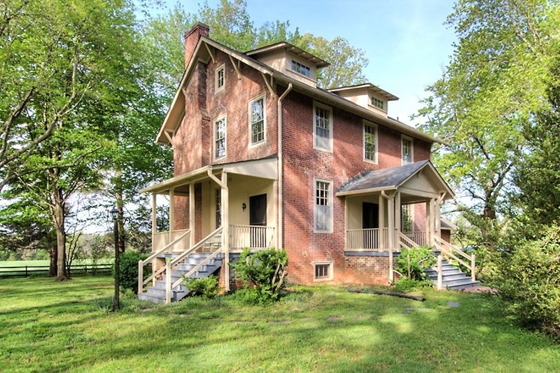 Broomfield Estate: Circa 1820 5 Bedroom 3 Bath brick Farmhouse