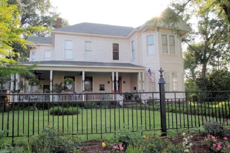 CHARMING 1874 QUEEN ANNE VICTORIAN