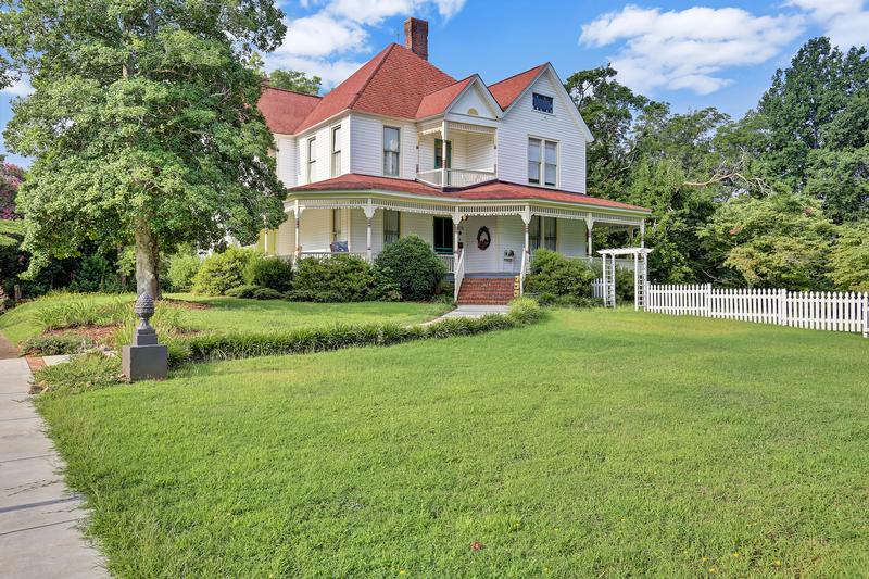 Beautiful Victorian Home - Built in 1885