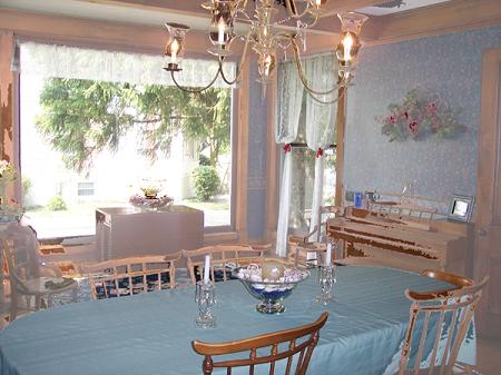 large case window in diningroom.