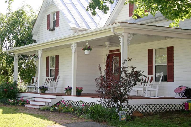 Charming Cottage Farmhouse