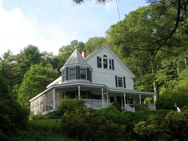 c. 1885 Queen Anne Victorian in Middleton, Massachusetts