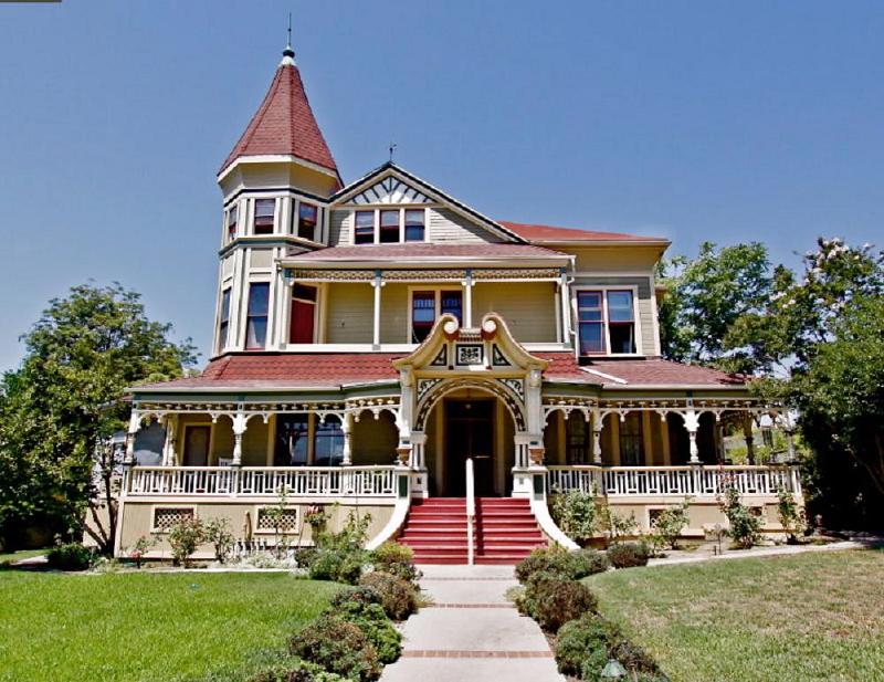 Front view Pinney House