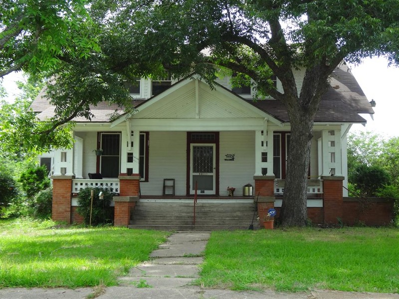c. 1910 Craftsman Foursquare For Sale in Kosse, Texas