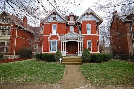 Pleasing front view from the street