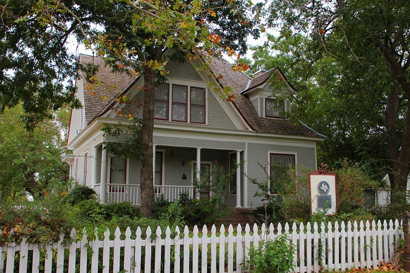 Front view of Bowden-Kennon home in Granbury, Texas.