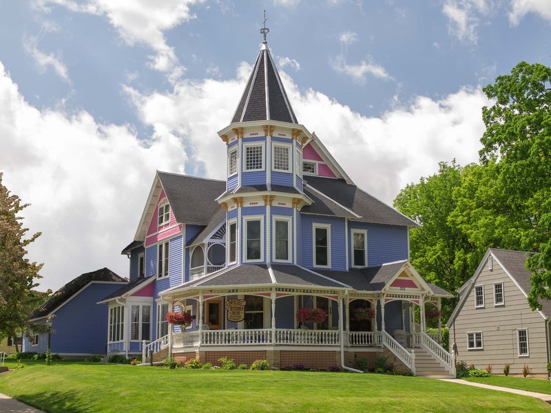 1892 Queen Anne Victorian For Sale in Faribault, Minnesota