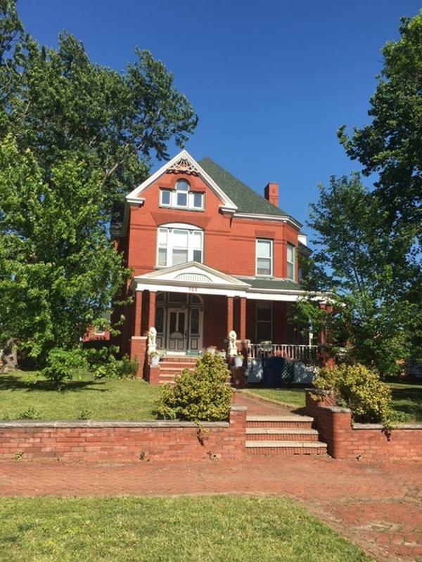 1898 Colonial Revival For Sale in Coffeyville, Kansas