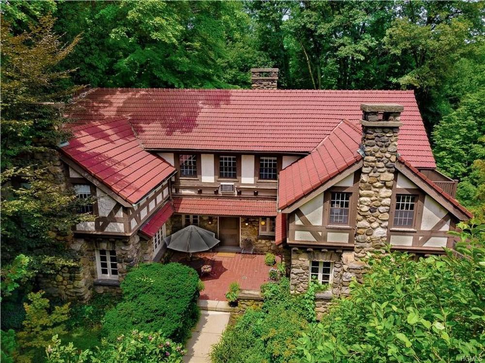 c. 1915 Tudor Revival For Sale in Chappaqua, New York
