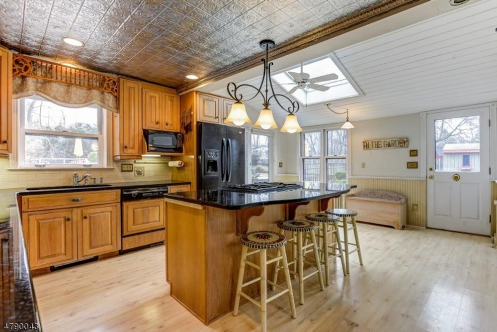 c. 1850 Queen Anne Victorian For Sale in Gillette, New Jersey