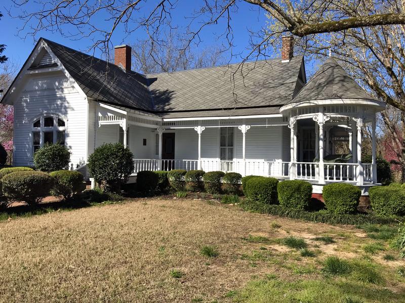 1840 Queen Anne For Sale in Medon, Tennessee