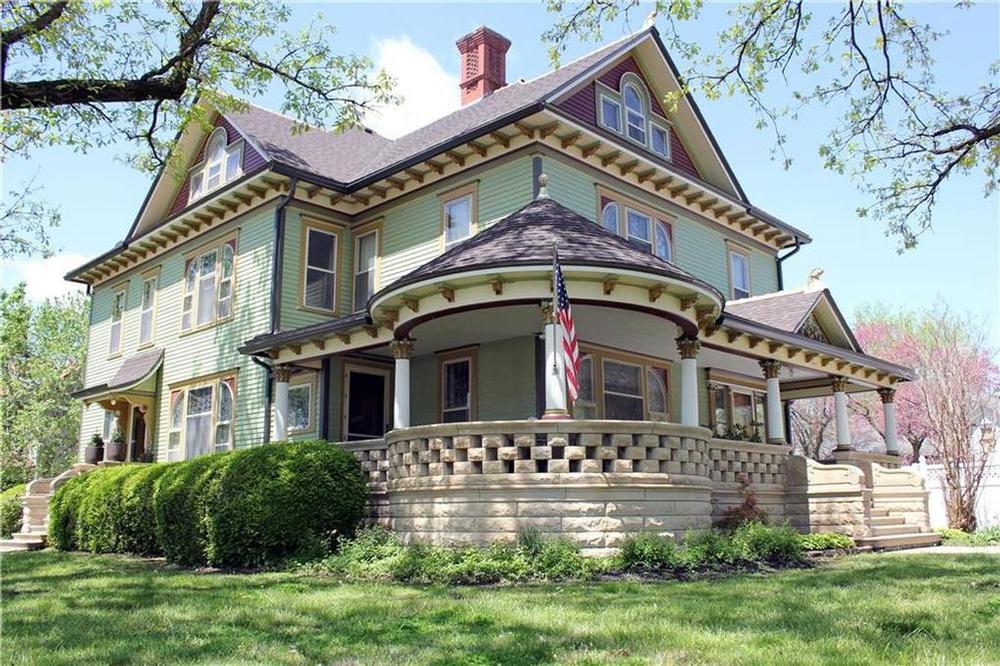 1902 Victorian For Sale in Chanute, Kansas