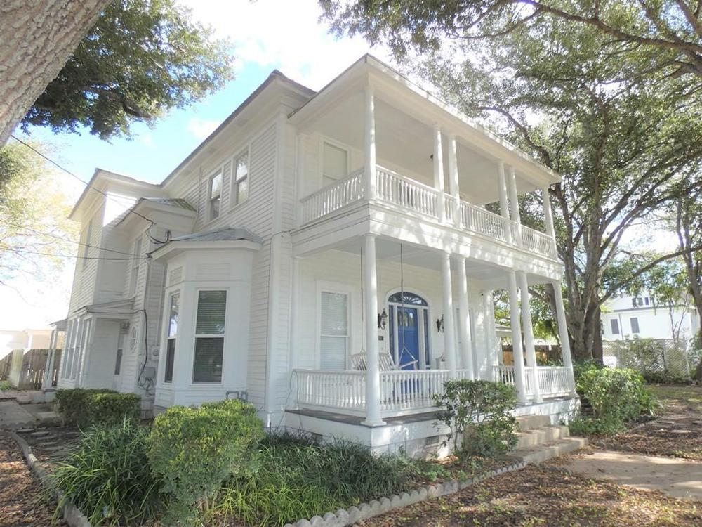 1905 Colonial For Sale in Beeville, Texas