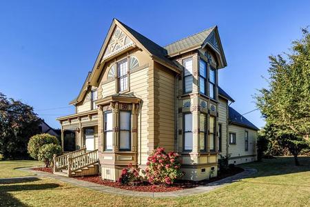 1884 Victorian: Eastlake photo