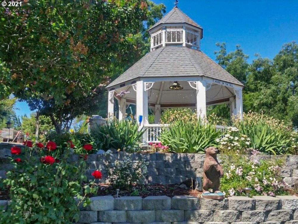 1897 Queen Anne Victorian For Sale in Wasco, Oregon