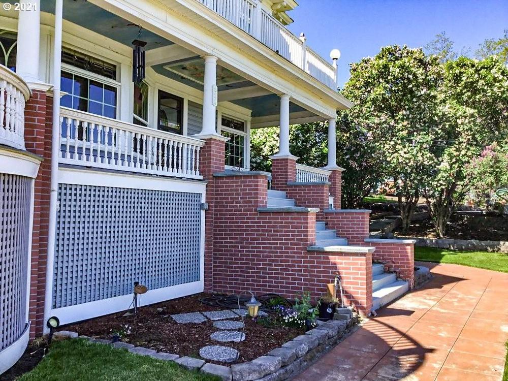 1897 Queen Anne Victorian For Sale in Wasco, Oregon