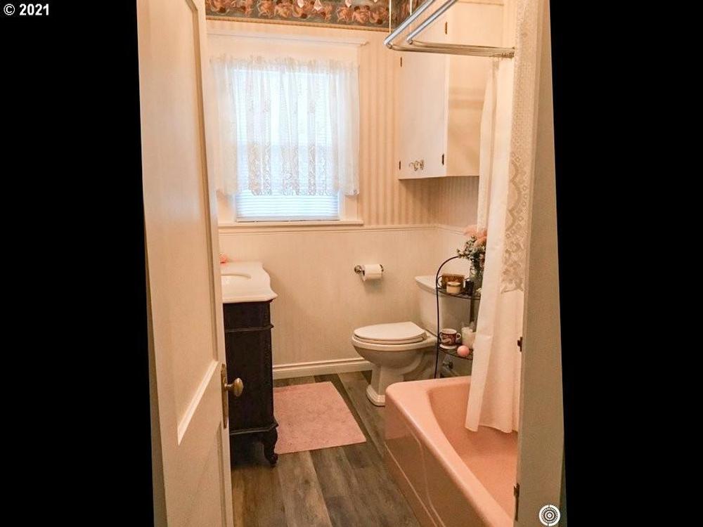 1897 Queen Anne Victorian For Sale in Wasco, Oregon