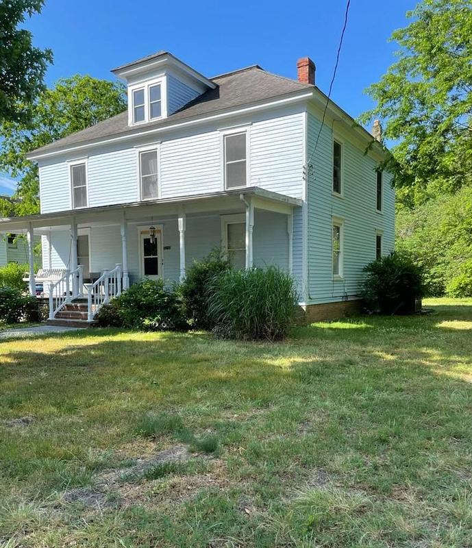 1913 American Foursquare For Sale in Nassawadox, Virginia