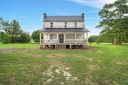 1880 Colonial Farmhouse photo
