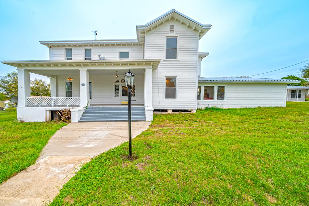 c. 1900 Prairie Style Off Market in Pettus, Texas