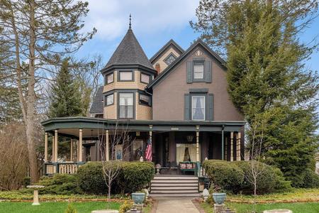 1845 Victorian: Queen Anne photo