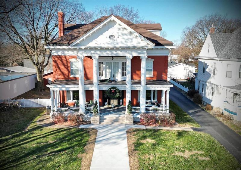 1909 Neoclassical For Sale in Hillsboro, Illinois