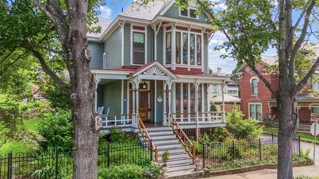 1882 Victorian: Queen Anne photo